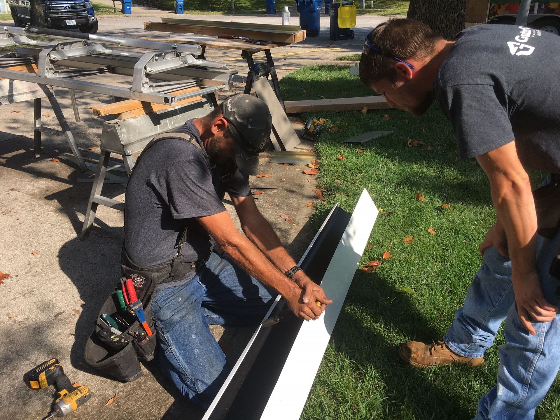 technition-installing-8-inch-gutters